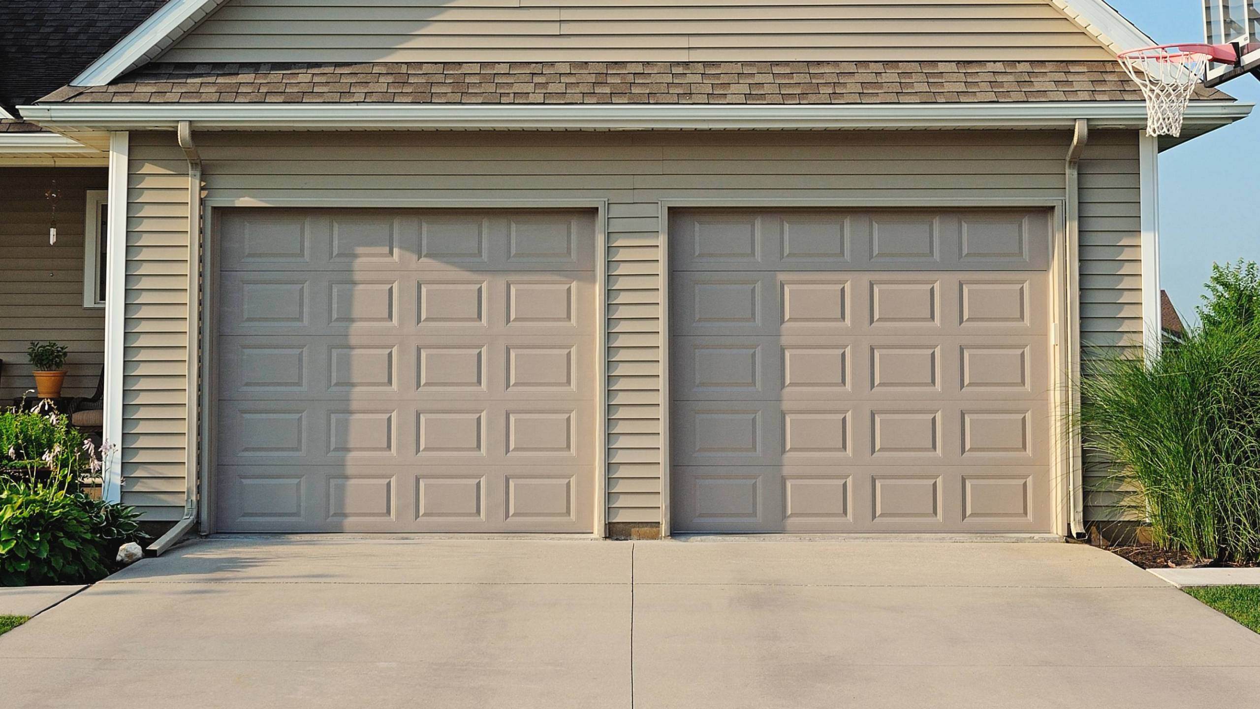 5-best-garage-door-colors-for-beige-houses